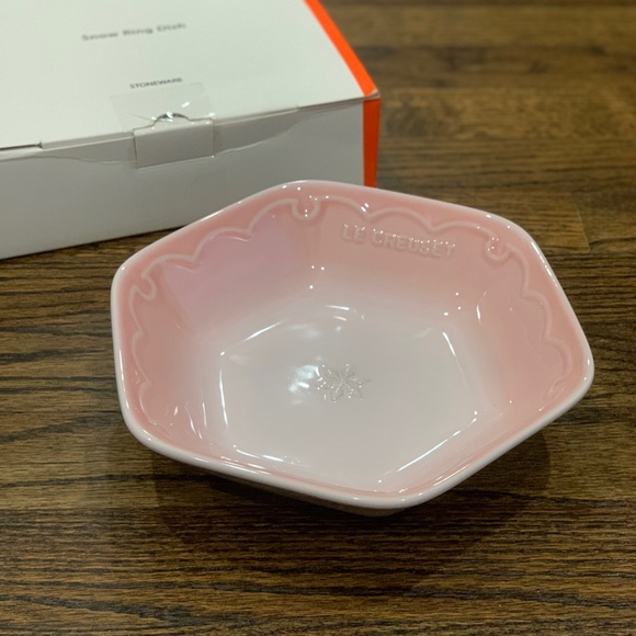 New Le Creuset Shell Pink Snow Ring Dish 21cm - Picture 2 of 4